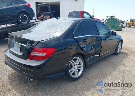 2014 Mercedes-Benz C 300 4Matic z USA, uszkodzony, nr VIN WDDGF8AB0ER321654